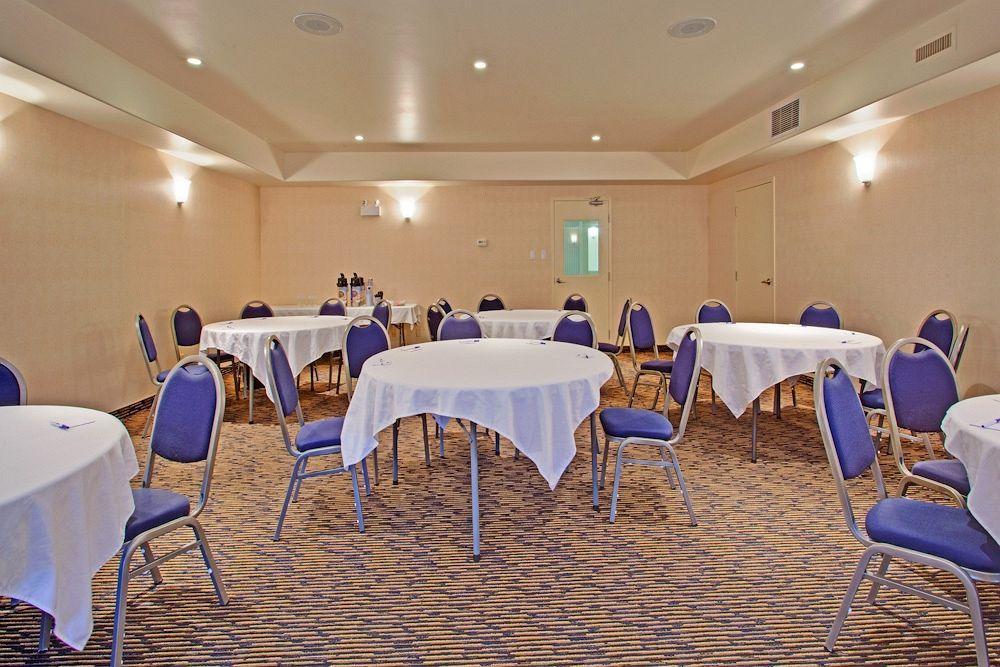 Holiday Inn Express Yorkton East By Ihg Exterior photo